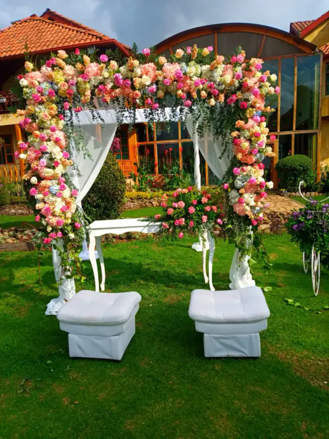 Montaje floral de transformación de espacios en una casa de eventos